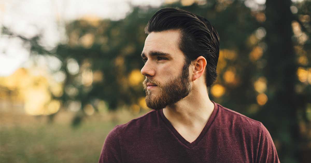 ragazzo con barba curata