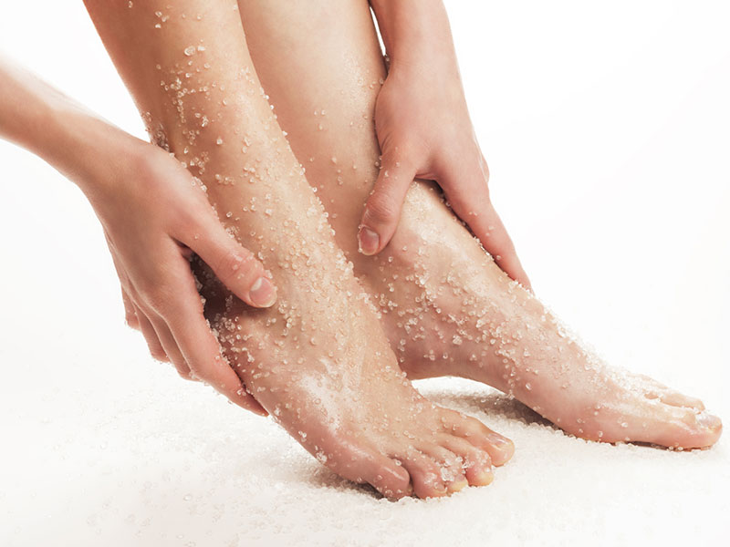 esfoliare i piedi con il sale