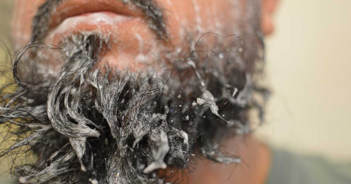 uomo fa lo shampoo alla barba